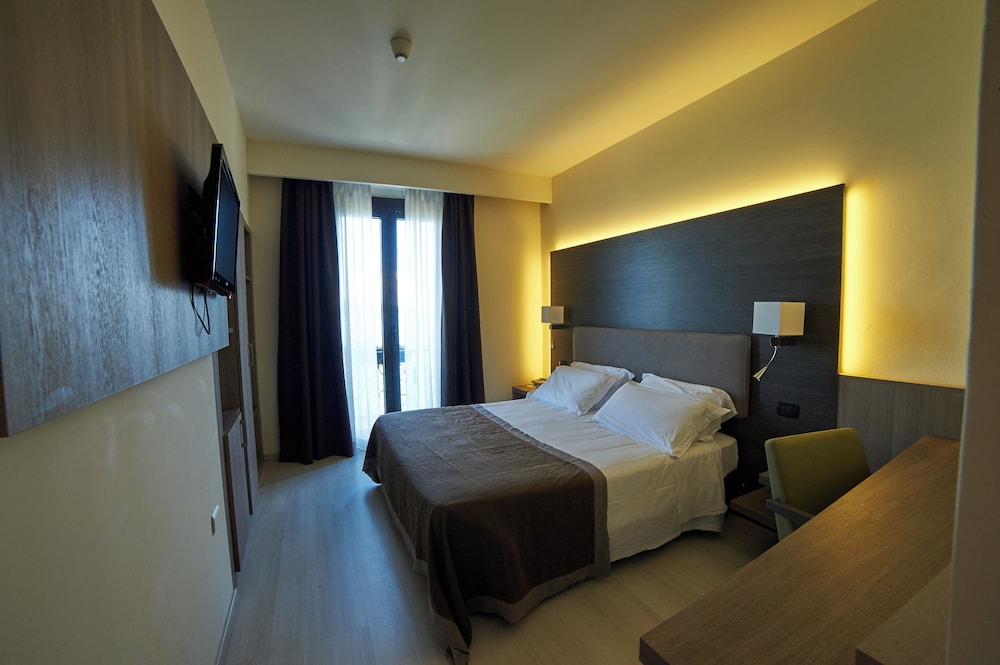 Superior, Triple, 1 Queen and 1 Single Bed, Partial Lake View
