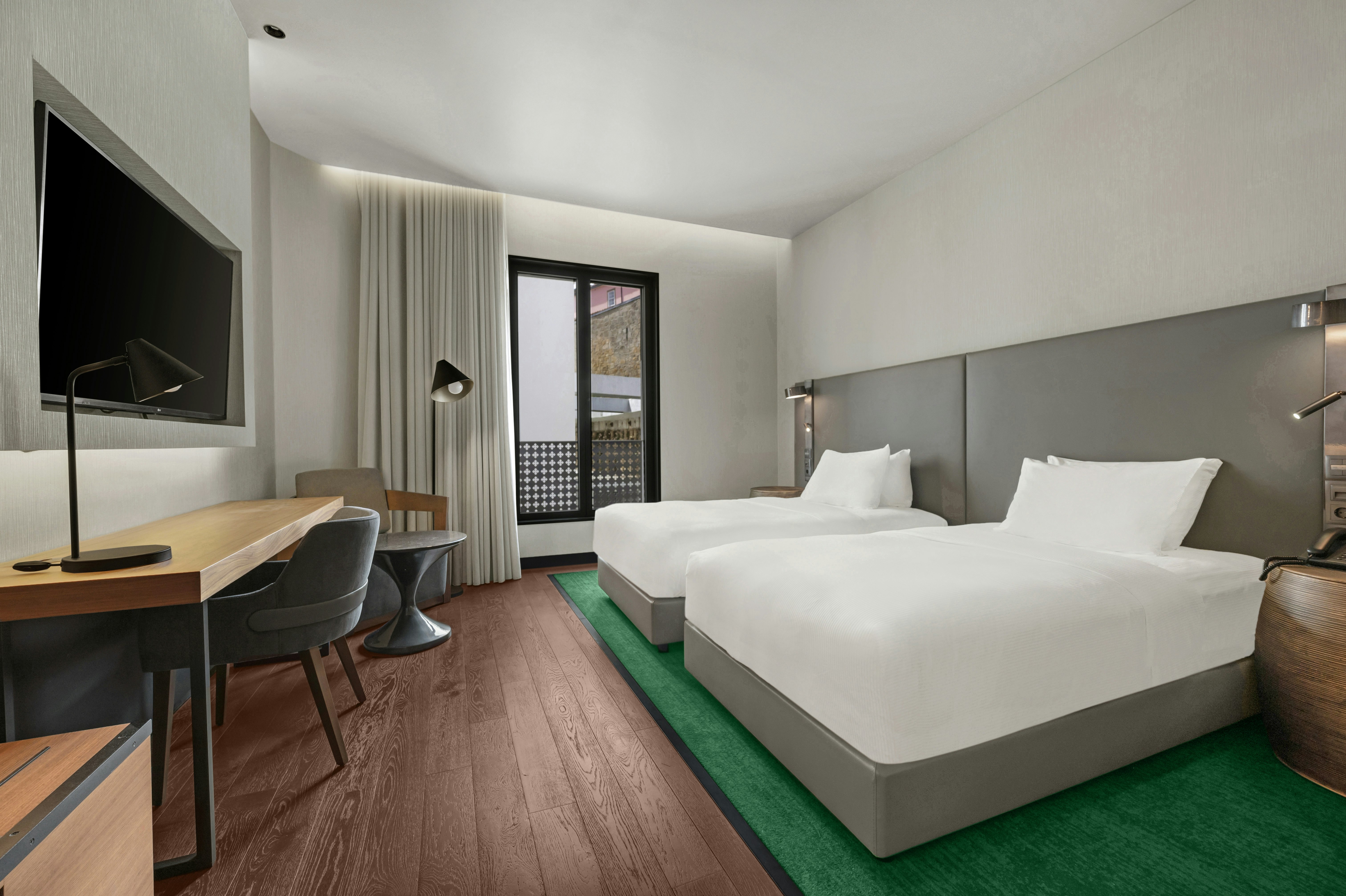 EXECUTIVE, TWIN BEDS