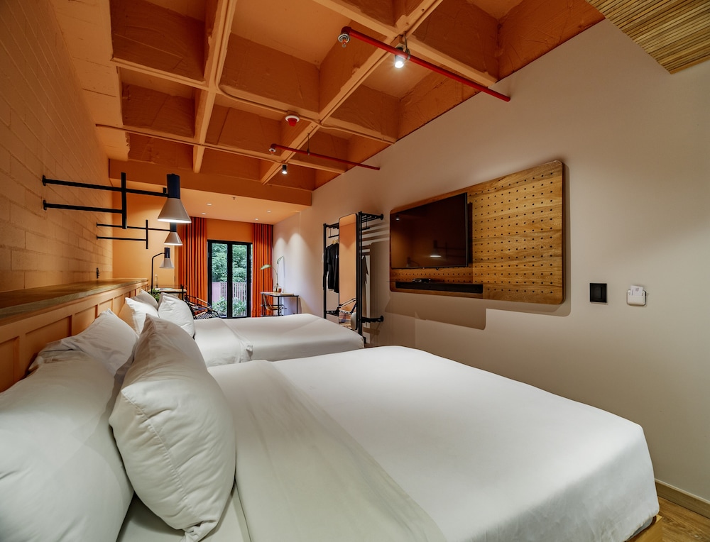 SUPERIOR, 2 QUEEN BEDS, BALCONY