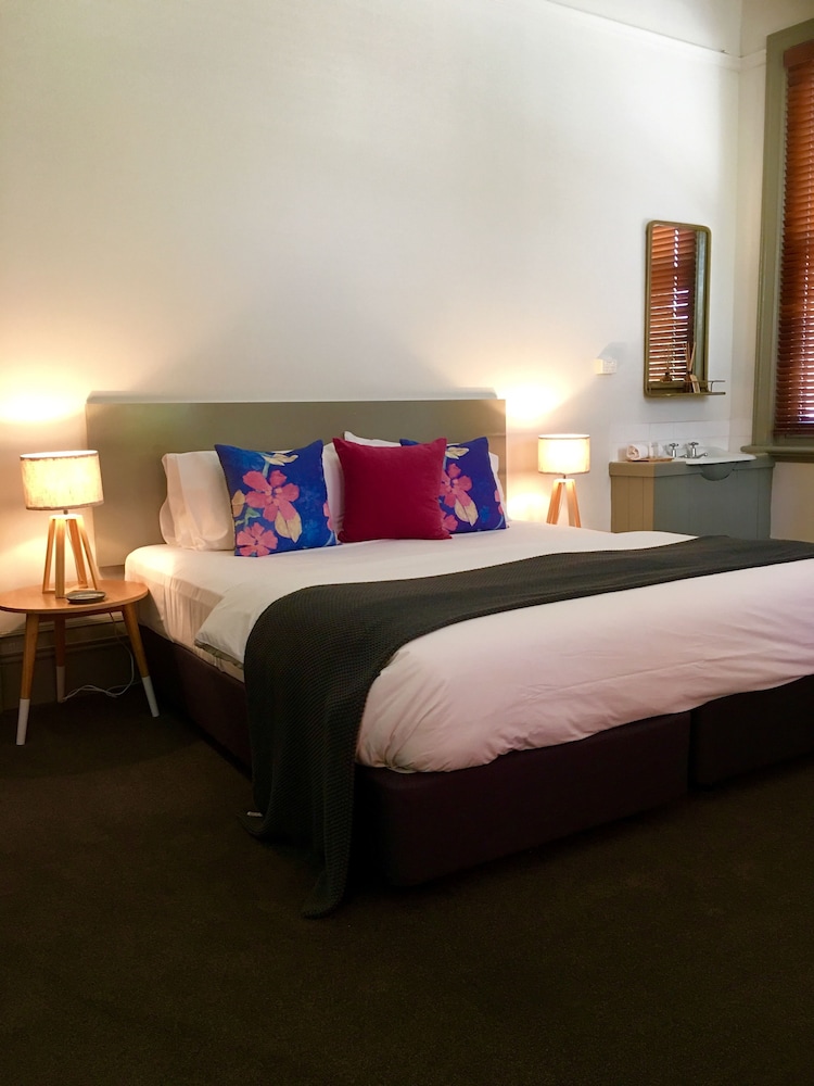 HEALESVILLE HOTEL 11/50