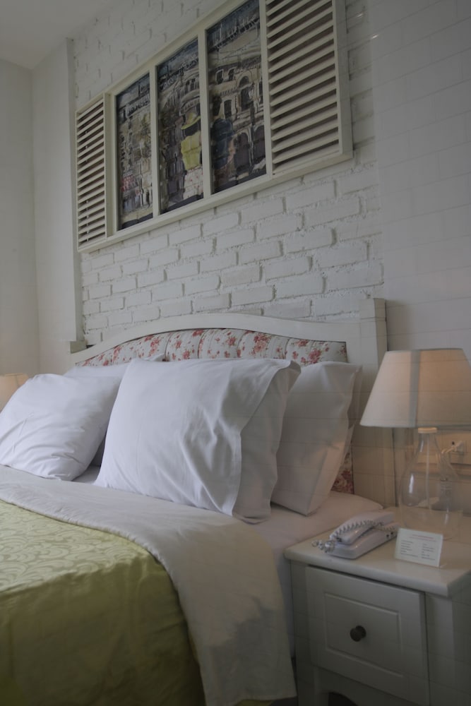 Summerbird - Bed And Brasserie 45/63