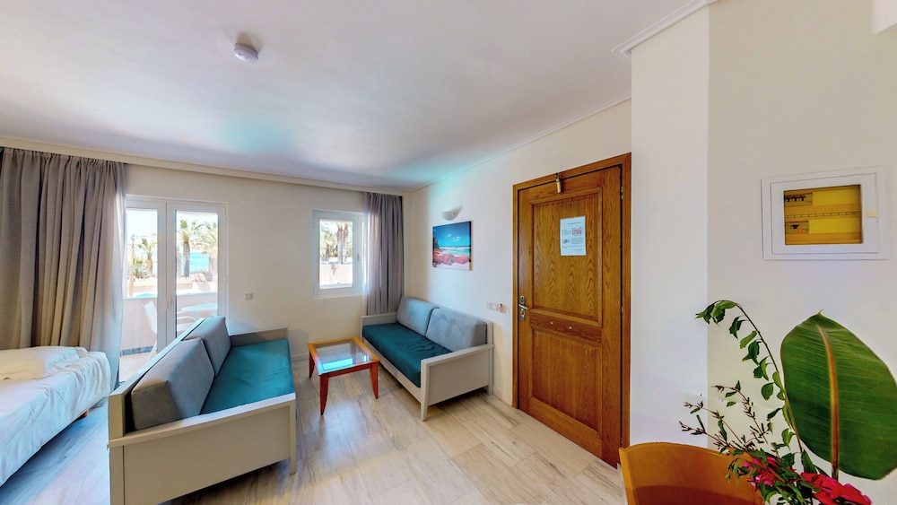 Chrispy Beach Resort 12/43