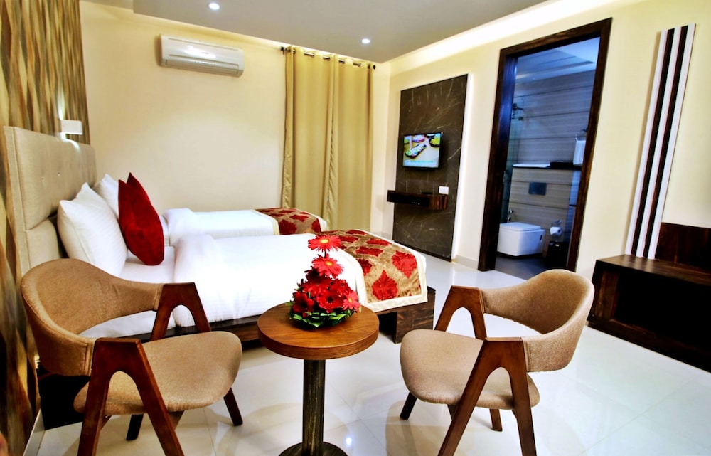 Pinnacle by Click Hotels, Lucknow 40/63