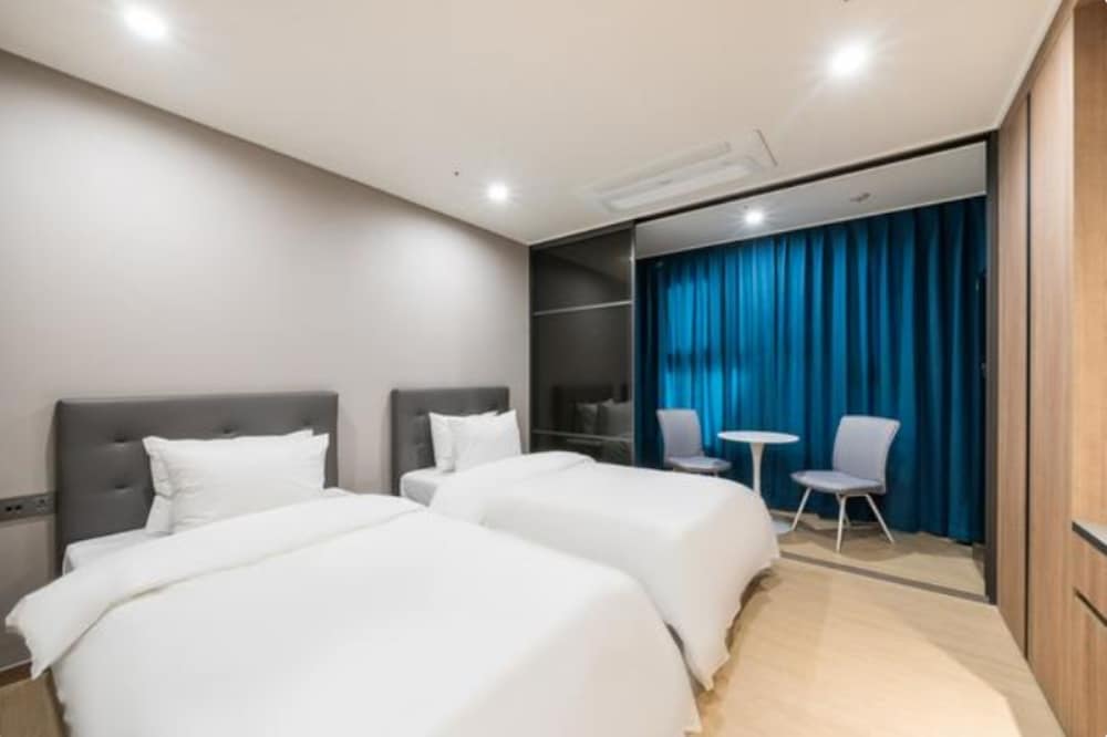 DELUXE, TWIN BEDS