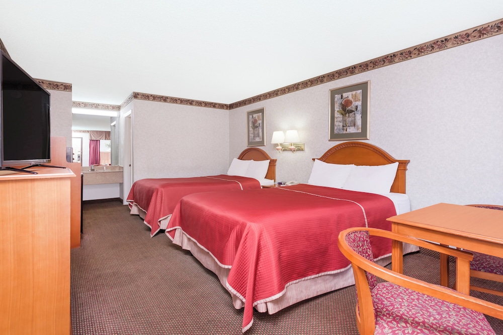 BASIC, 2 QUEEN BEDS