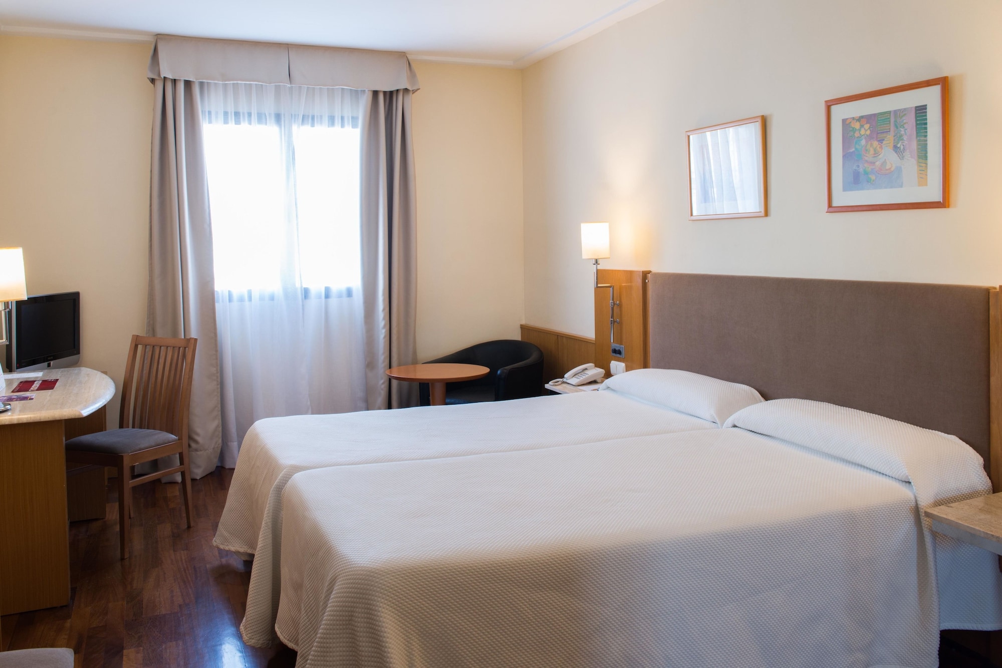 غرفة سوبيريور بسريرين منفصلين بإطلالة على المدينة، Hotel Inglaterra 2/4