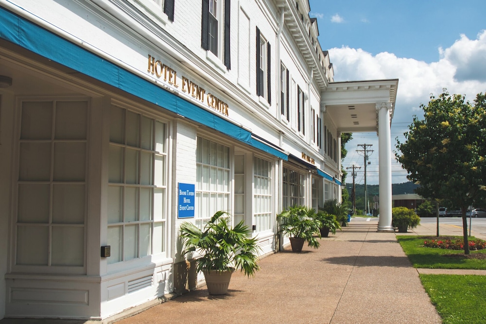 Historic Boone Tavern Hotel and Restaurant 64/69