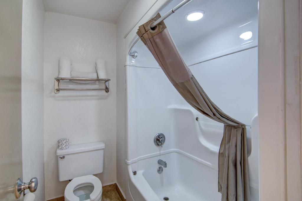 2 Full Beds Non-Smoking, Kitchen، Studio6 Grand Prairie, TX 5/5