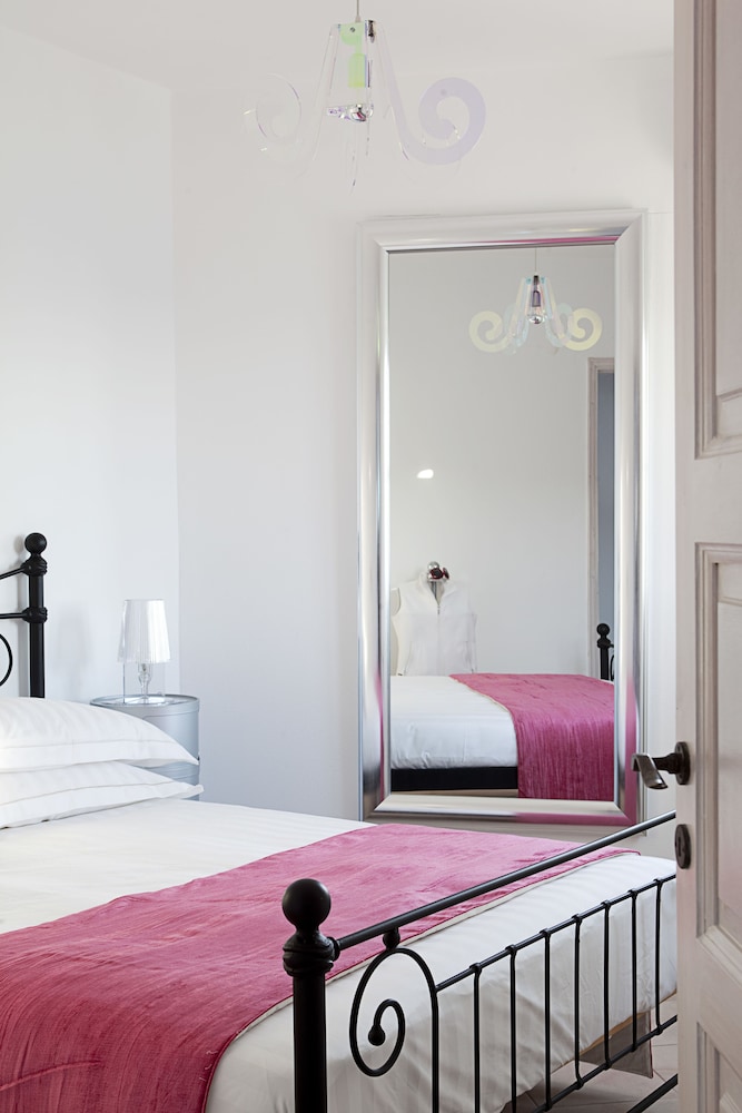 AVANT GARDE SUITES 13/82