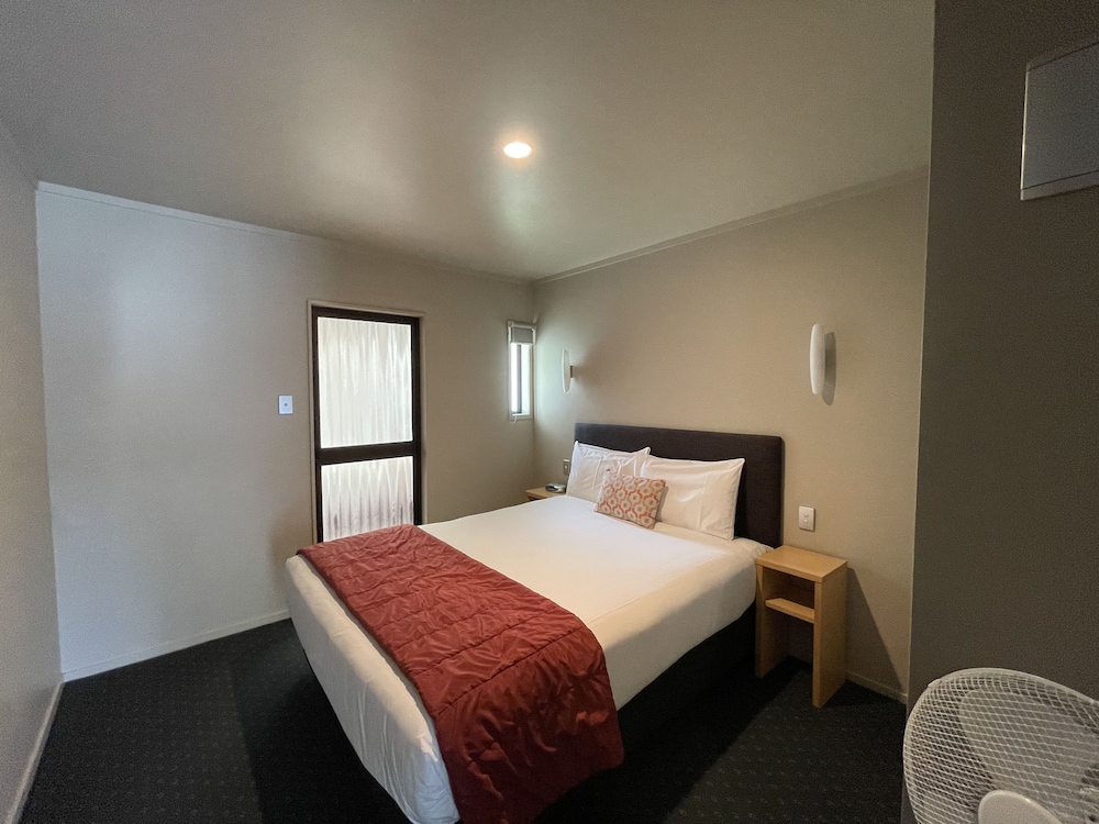 Bentleys Motor Inn 13/50