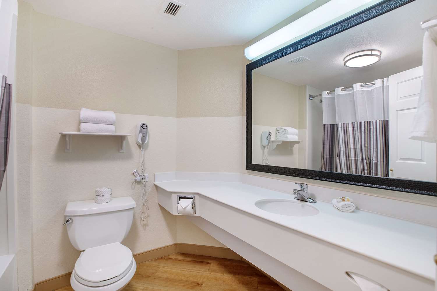 La Quinta Inn & Suites by Wyndham Ft. Lauderdale Airport 40/42
