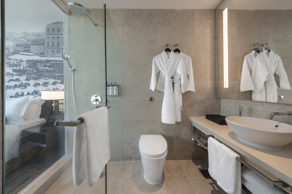 غرفة بانورامية بسرير كوين بإطلالة على النهر مع دخول صالة النادي، Novotel Singapore Robertson Quay 4/4