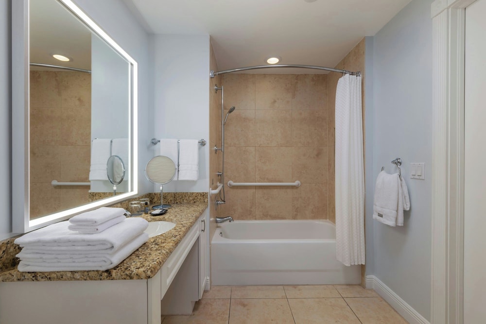 غرفة تقليدية بسريرين كوين بإطلالة على النهر بشرفة، Westin Cape Coral Resort Formely the Resort At Marina Village 4/5