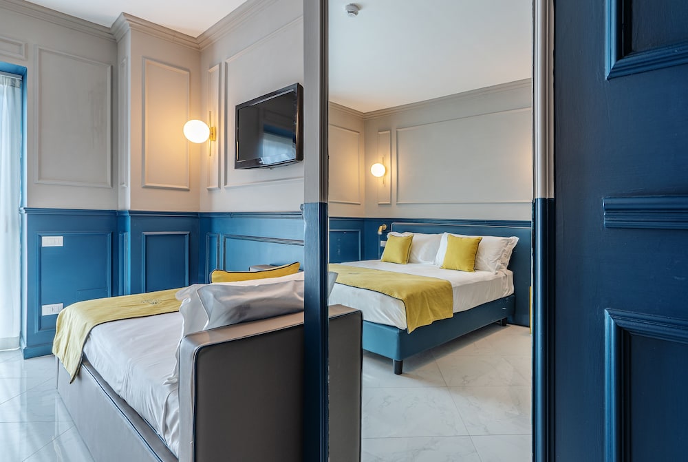 Deluxe, 1 Queen and 1 Single Bed, Pool View, Pool Side