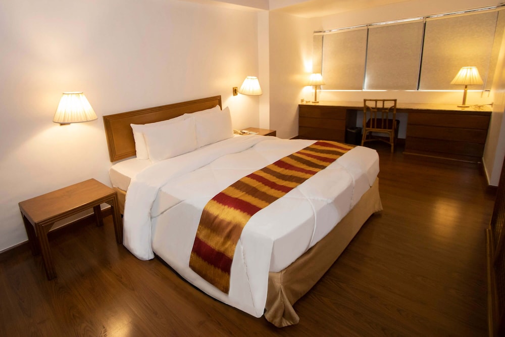 Century Park Hotel 25/76