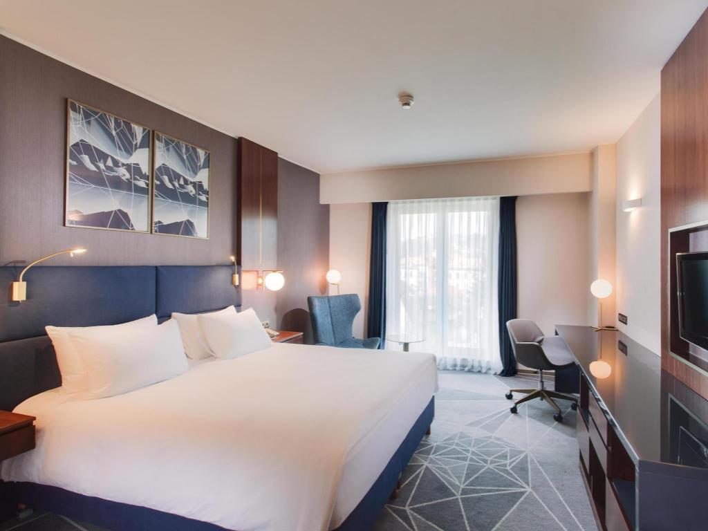 GUEST ROOM, KING BED, ACCESSIBLE