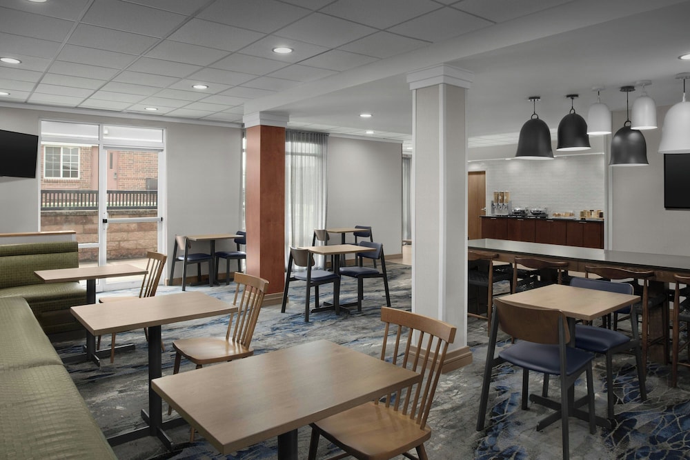 Fairfield Inn and Suites Rogers 43/56