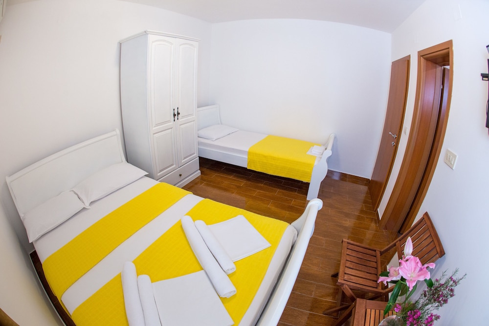 Comfort, Triple, 1 King and 1 Single Beds, Hill View 3/5