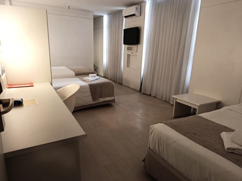 غرفة سوبيريور رباعية بسرير مزدوج وسريرين منفصلين، Boulevard Plaza Hotel 8/10
