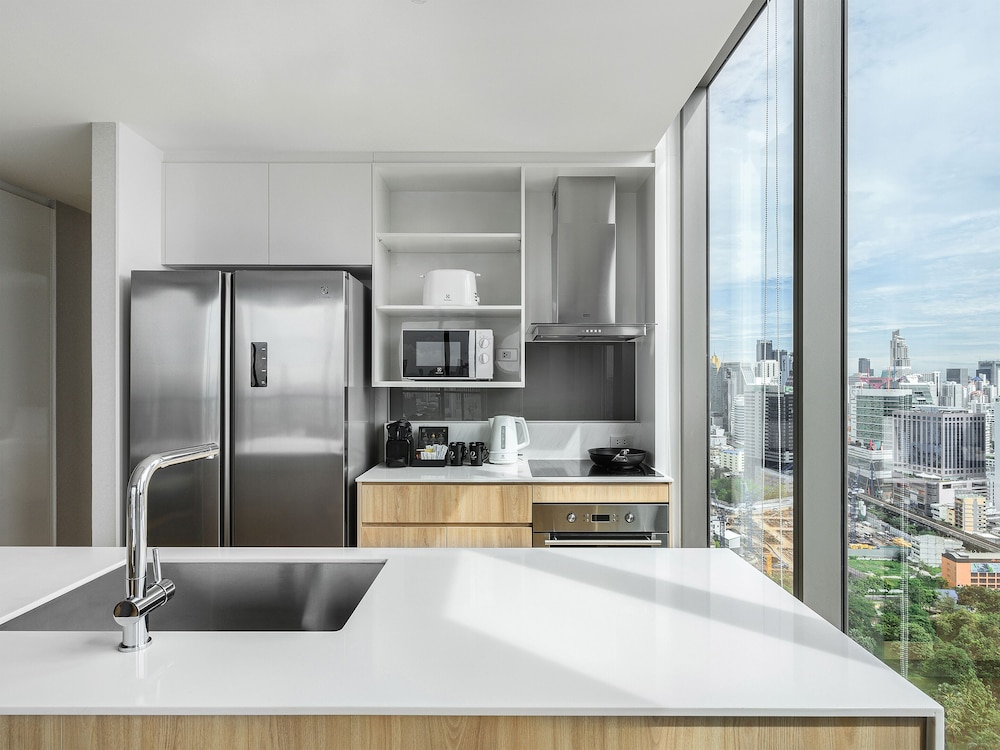 Oakwood Suites Bangkok 35/42