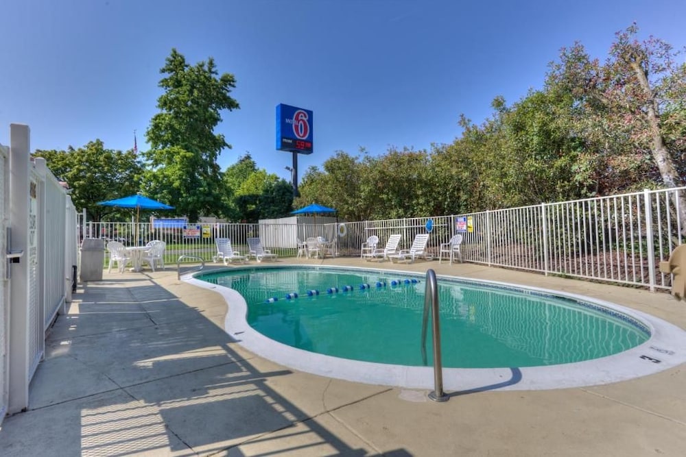 Motel6 Portland, OR - Tigard West 47/49
