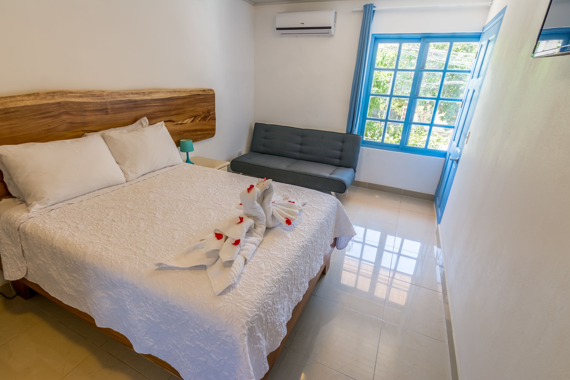 CLASSIC, QUEEN BED, GARDEN VIEW