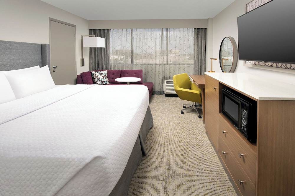 غرفة قياسية بسرير كوين