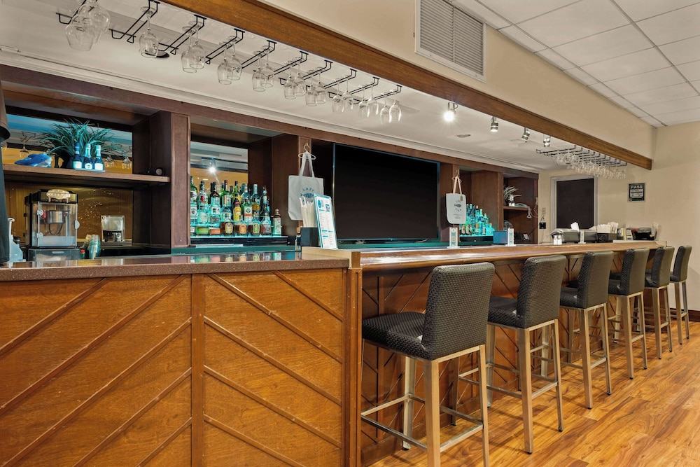 Airport Honolulu Hotel, Trademark Collection by Wyndham 46/63