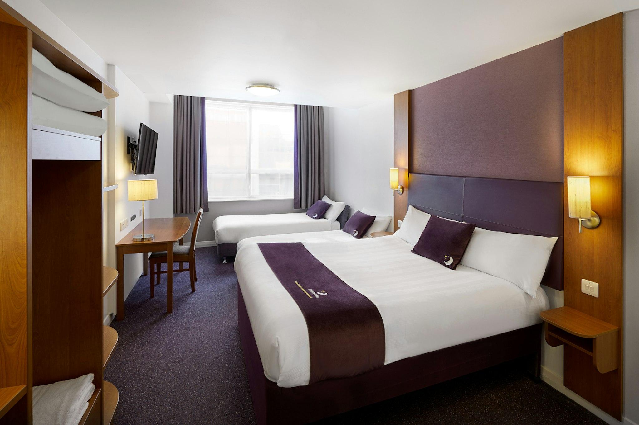غرفة عائلية ثلاثية بسرير مزدوج وسرير فردي