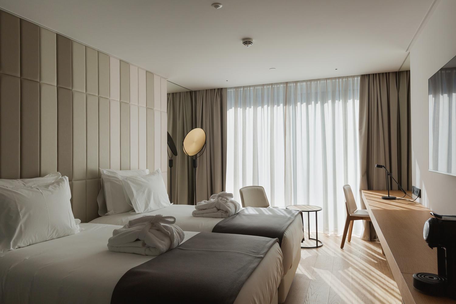 Executive, Twin Beds, Light View
