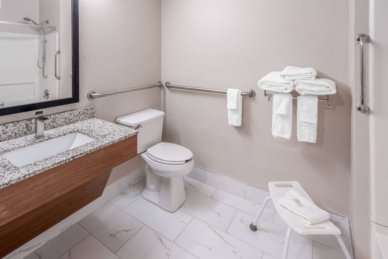 Days Inn and Suites by Wyndham Greeley 18/19