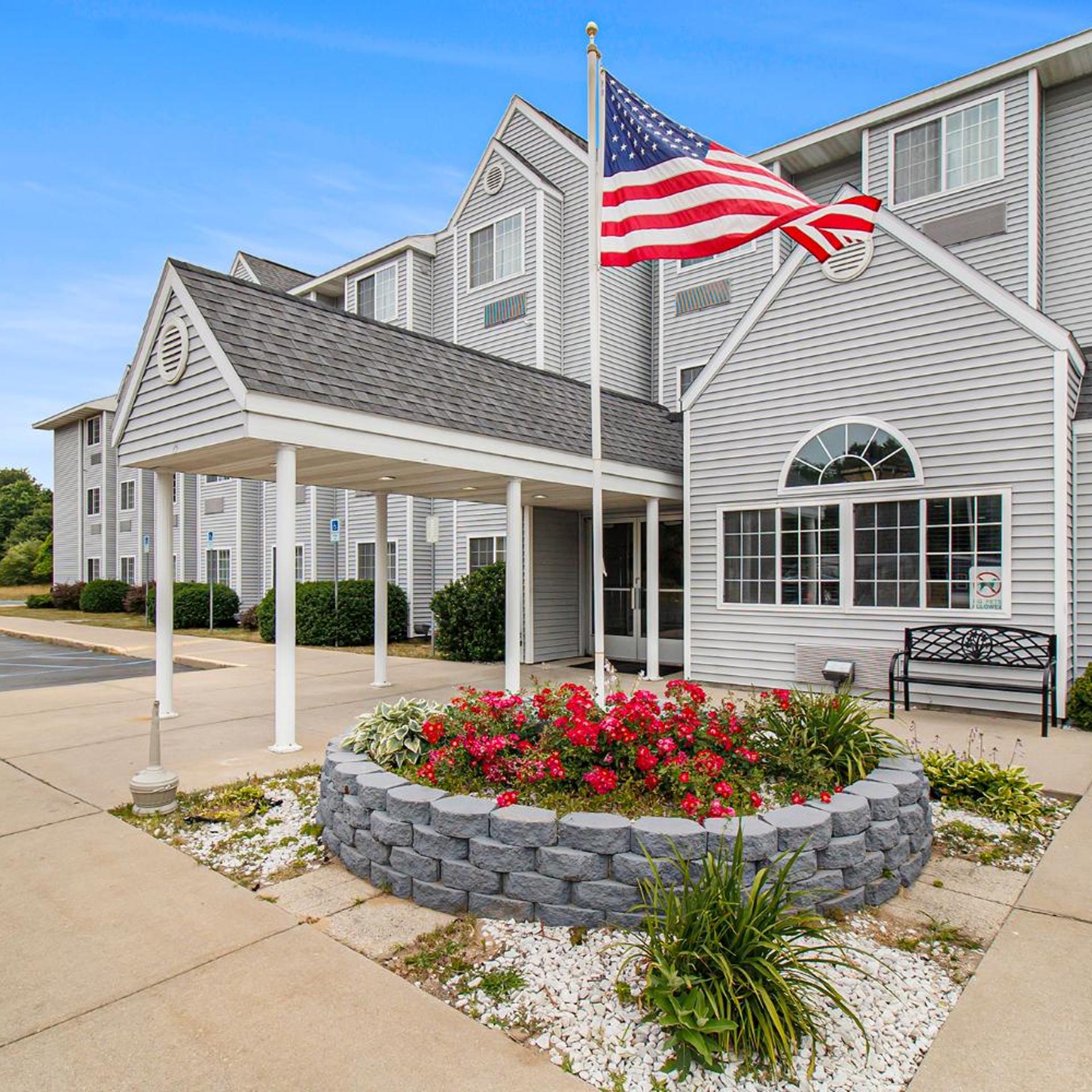 Microtel Inn & Suites by Wyndham Manistee 44/50