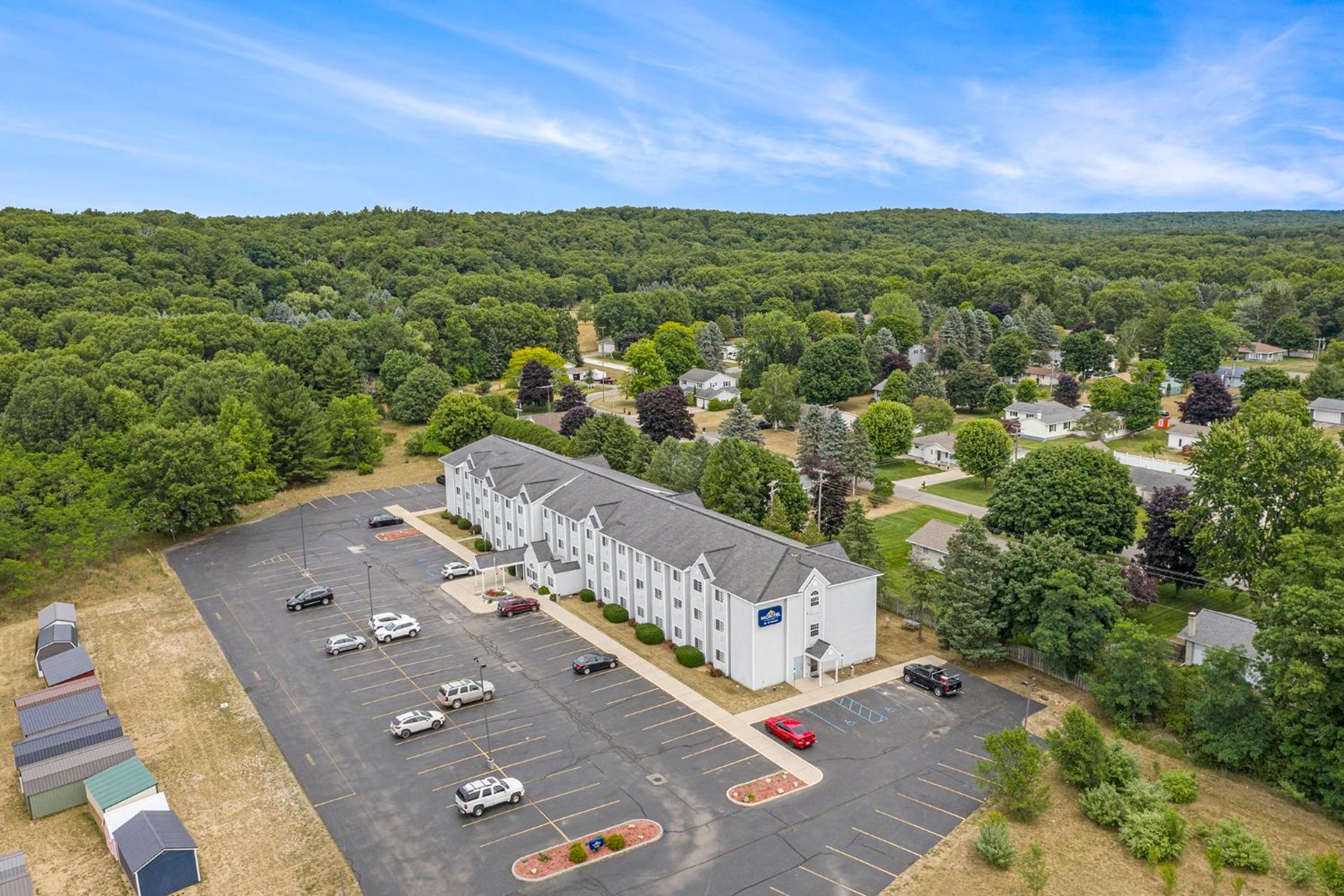 Microtel Inn & Suites by Wyndham Manistee 41/50