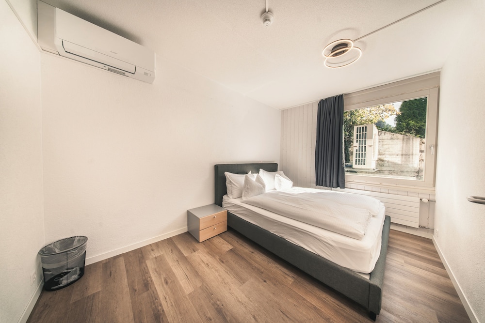 Family, Suite, 1 Double and 4 Queen Beds