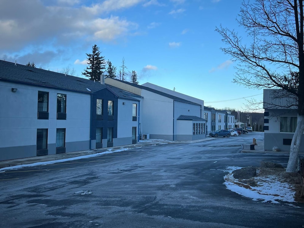 Hotel M Mount Pocono 53/61