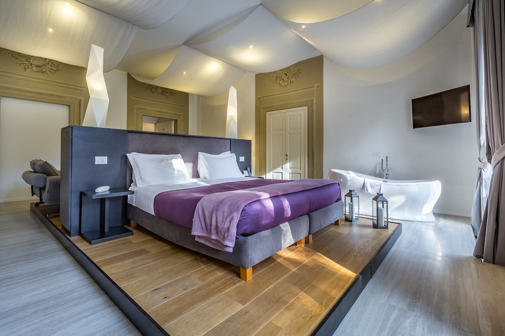 LUXURY, SUITE