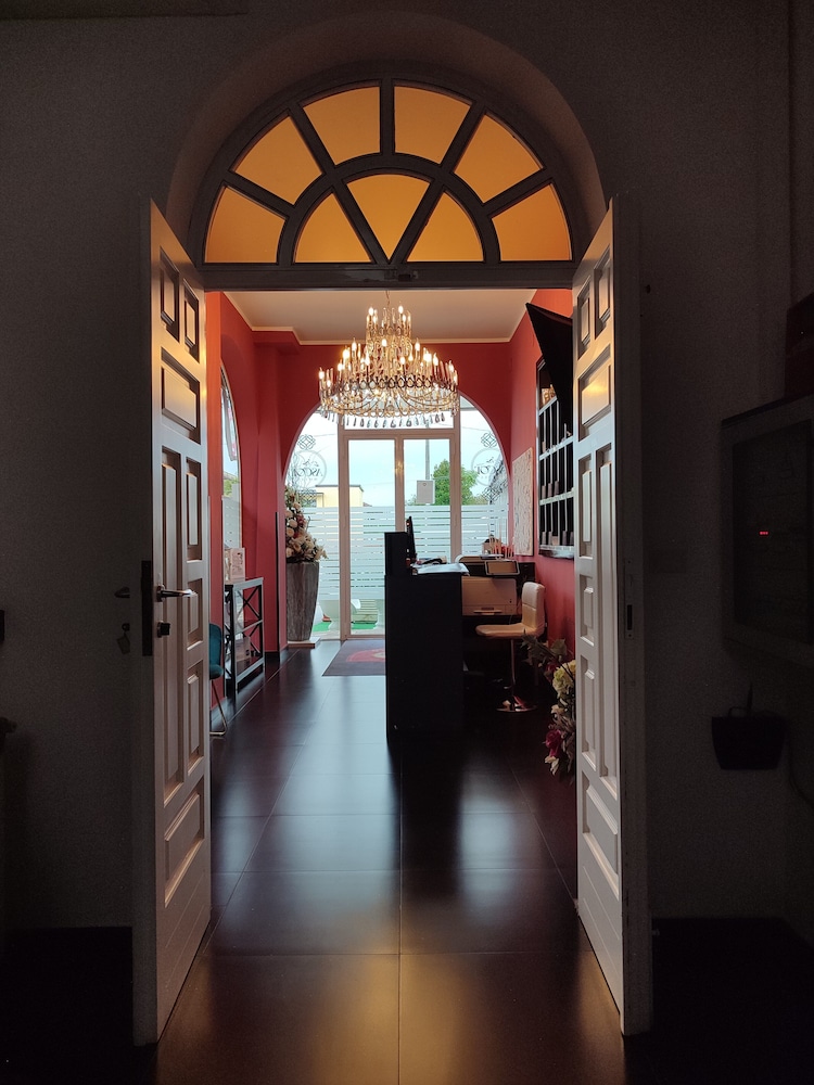 Ascot Hotel 35/54