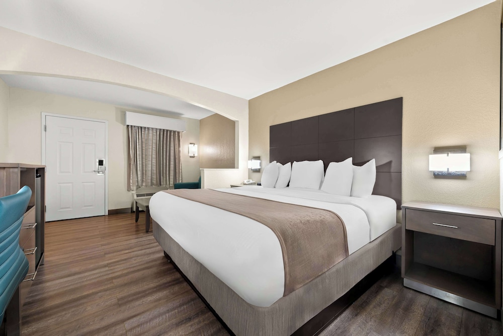 غرفة قياسية بسرير كينج مع أريكة، Best Western Catalina Inn 2/5