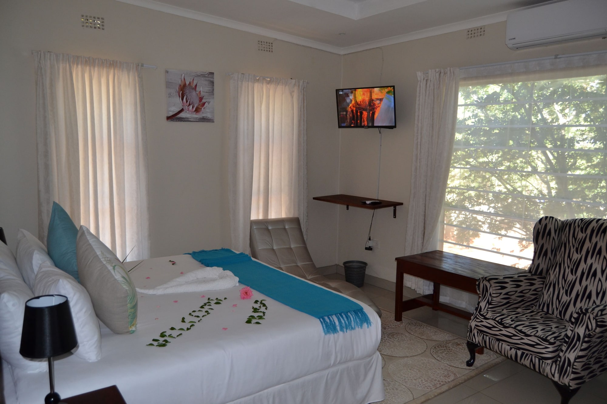 2 Bedrooms, Family Suite, Twin Beds, 2 King Beds, Garden View, Garden Area