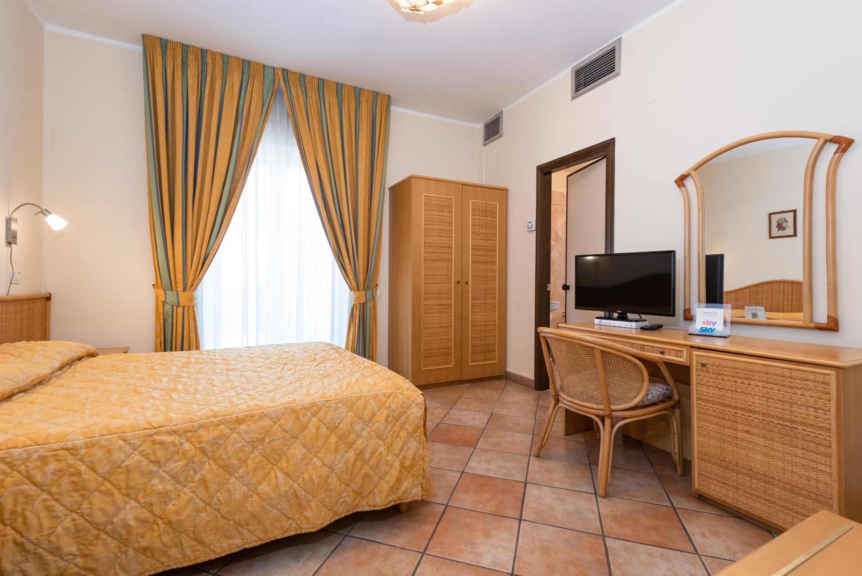 Standard, Double or Twin Bed