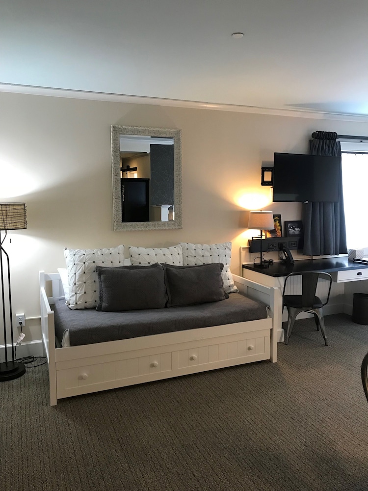 Village Hotel On Biltmore Estate 11/30