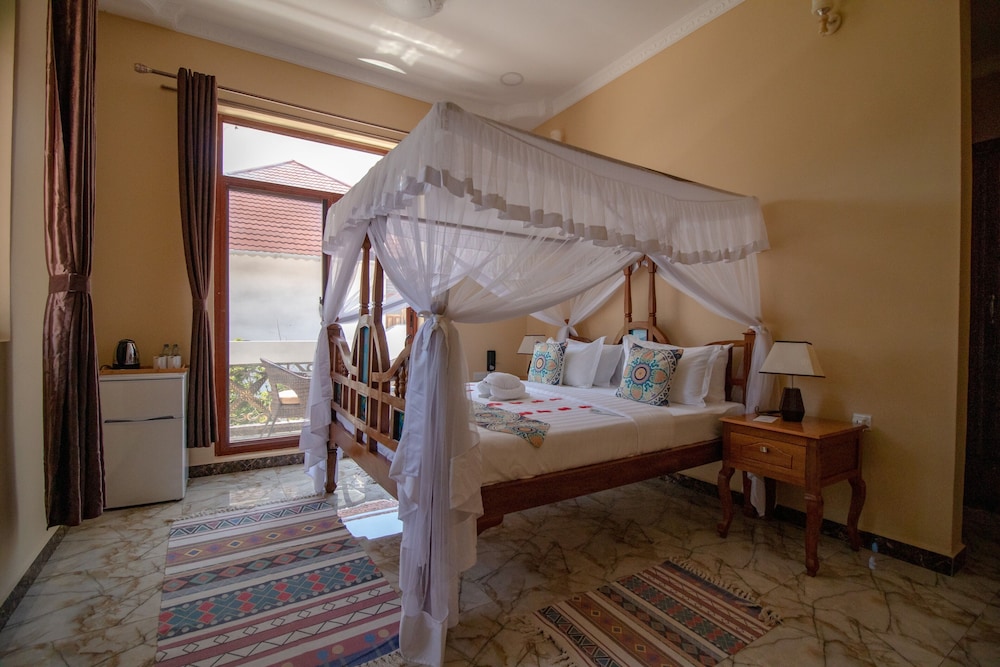 Sunny Palms Beach Bungalows 20/65