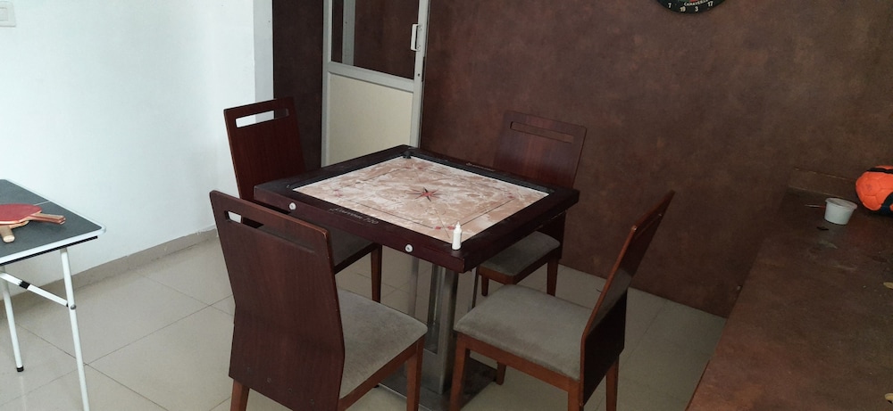 Hotel Shivas Gateway 68/77