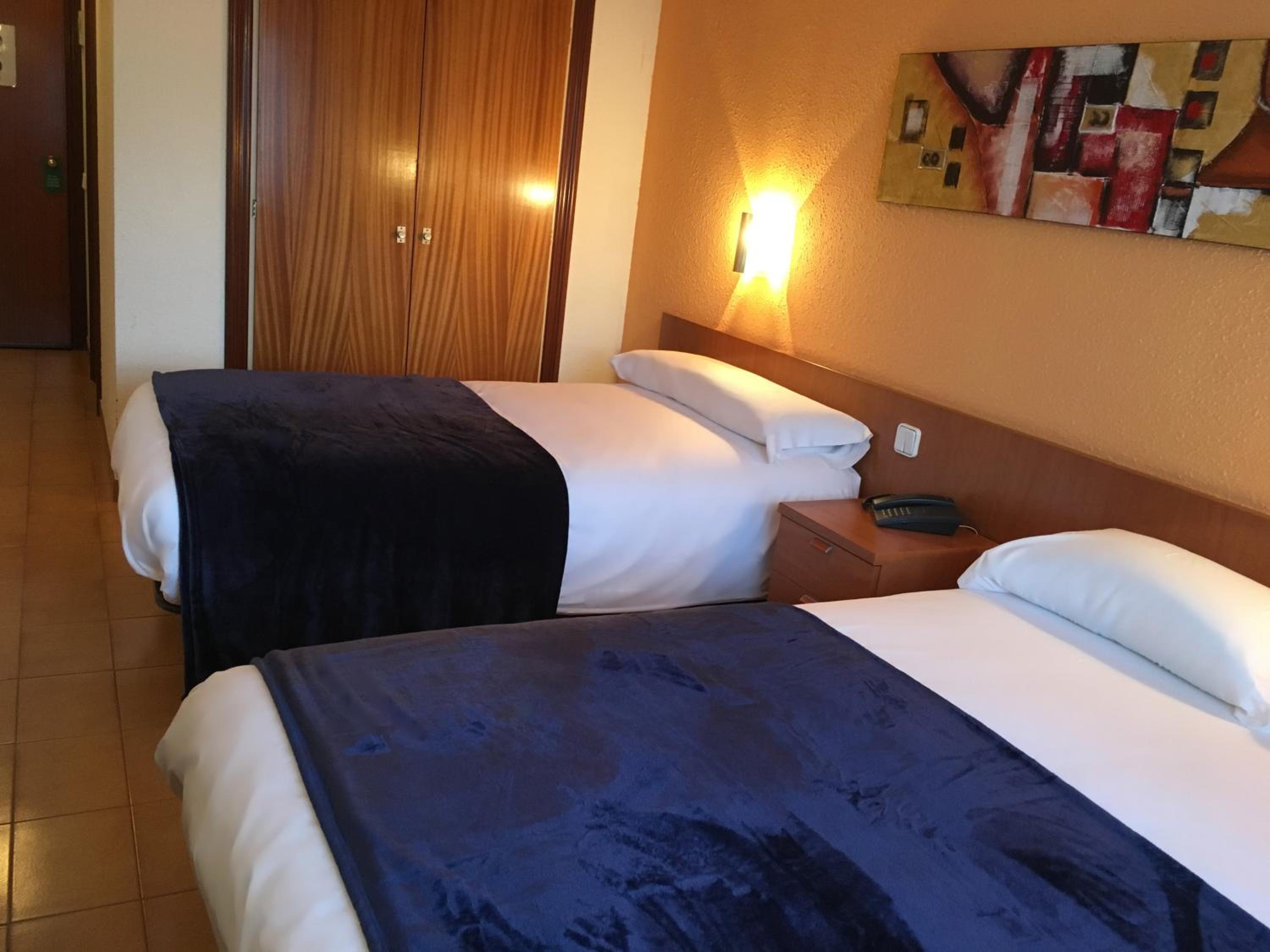 غرفة ثلاثية، Hotel Casado 8/10