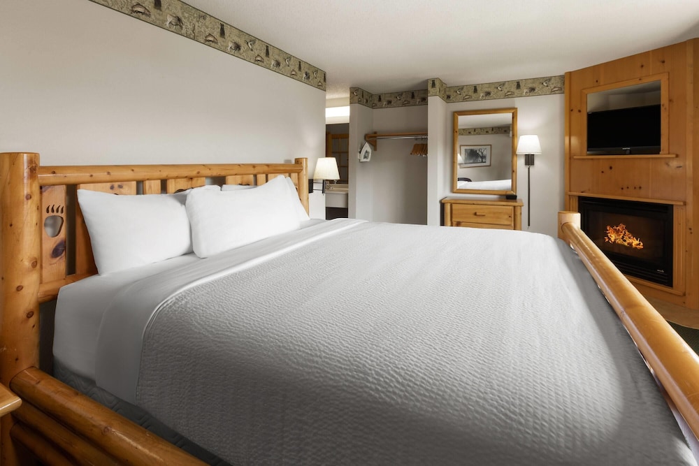 Shell Lake Lodge, a Travelodge by Wyndham 19/55