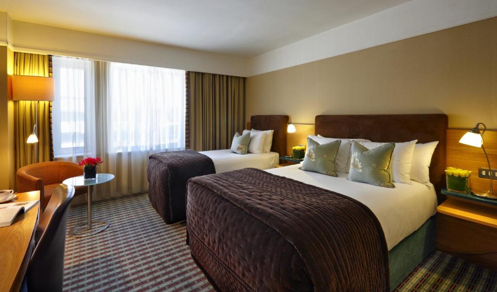 DELUXE, 1 DOUBLE AND 1 SINGLE BED