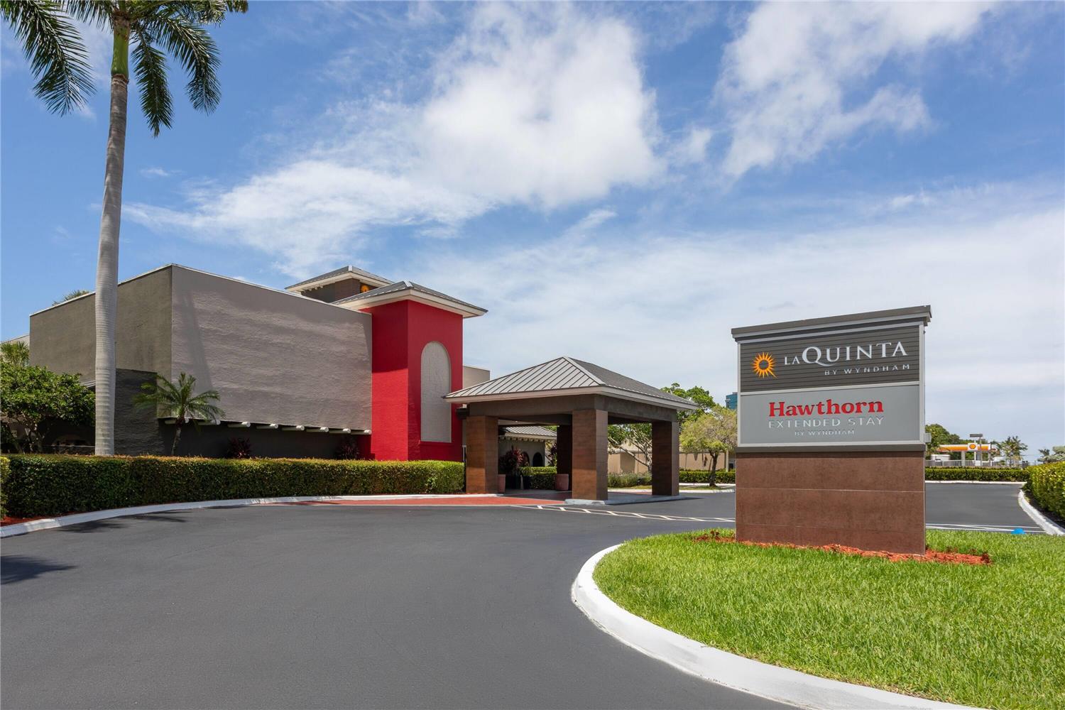 La Quinta Inn & Suites by Wyndham Ft Lauderdale Cypress Cr 41/44