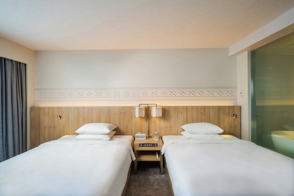 CLUB, TWIN BEDS, BEACH VIEW