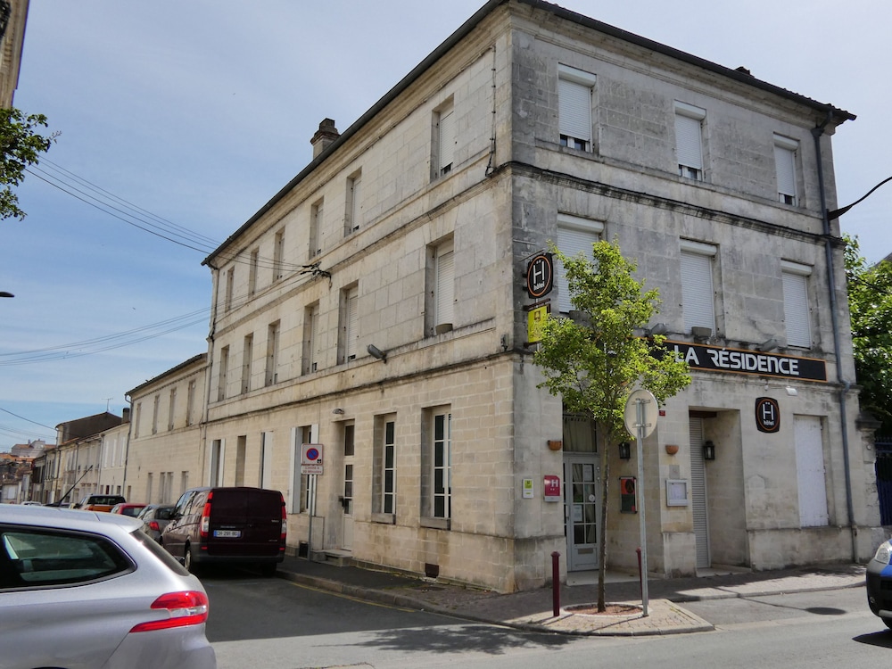 P'TIT DEJ-HOTEL COGNAC LA RESIDENCE 37/47