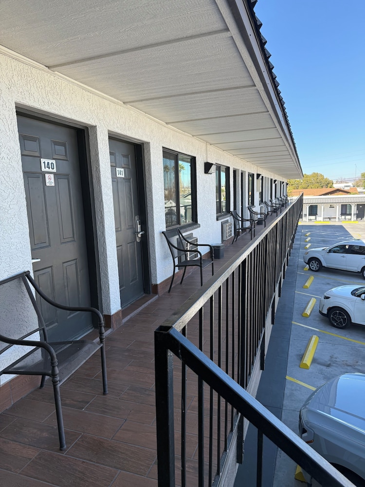 Rawls Motel Near Phoenix Airport 1/50